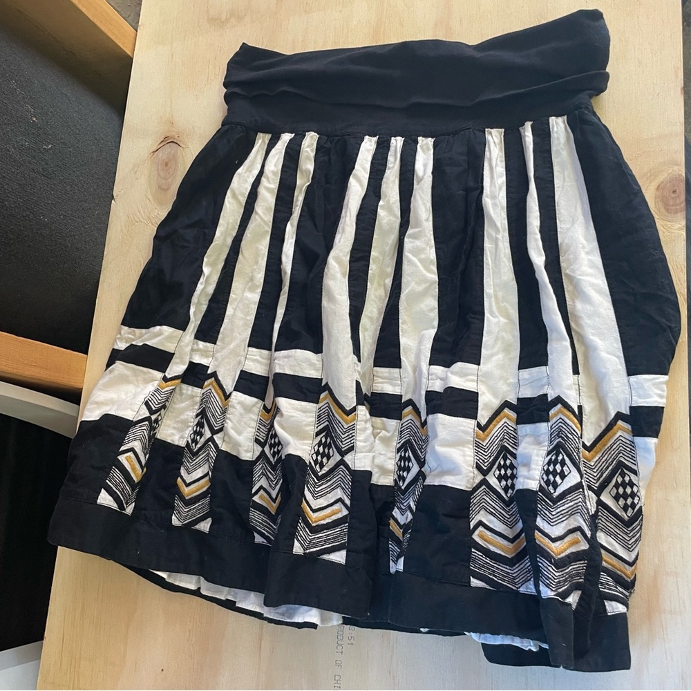 Chic Black and White Patterned Mini Skirt